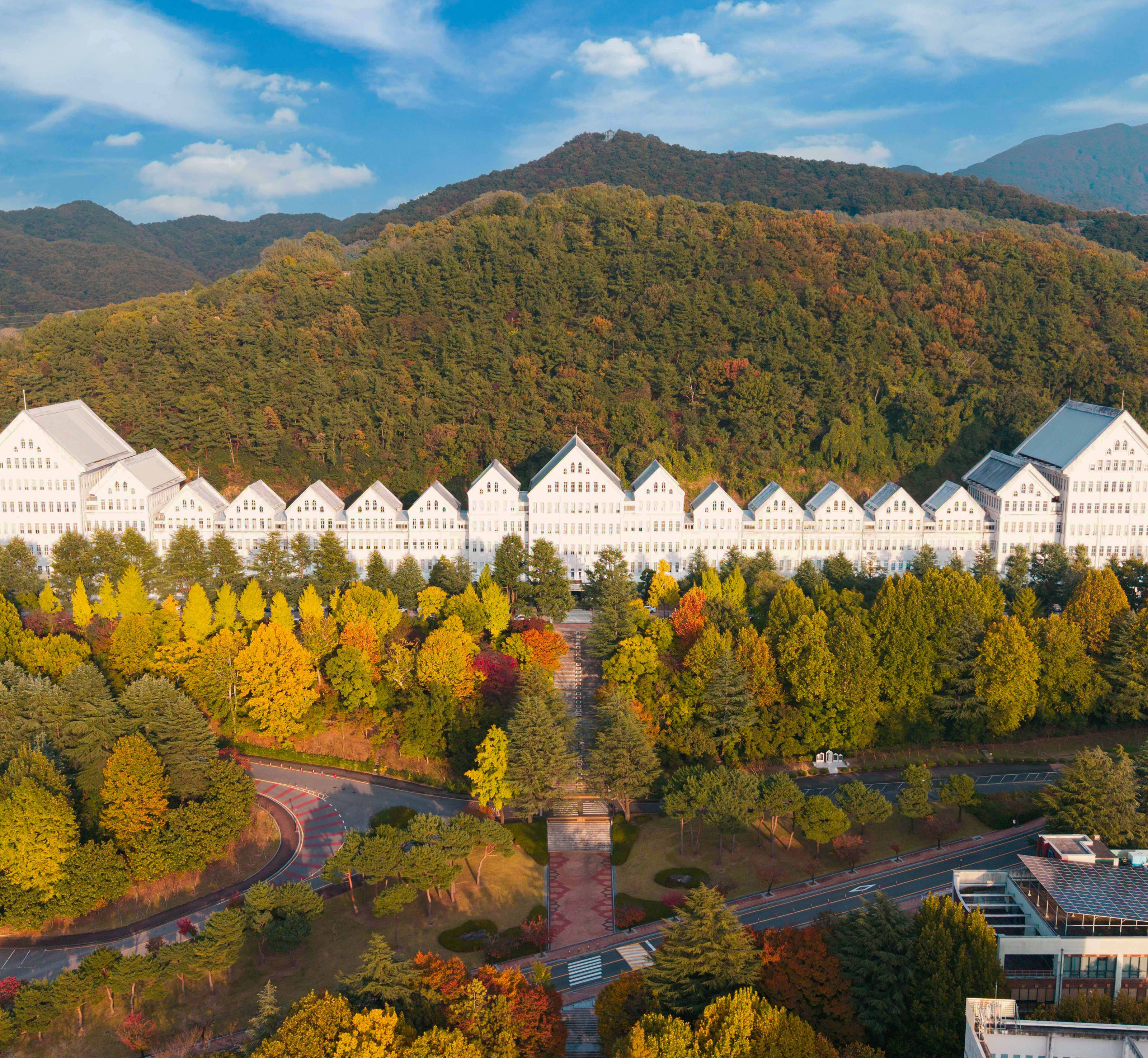 본관 가을전경 대표이미지